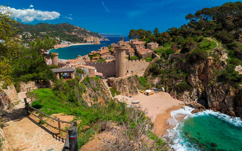 Beautiful towns of Girona and their beaches